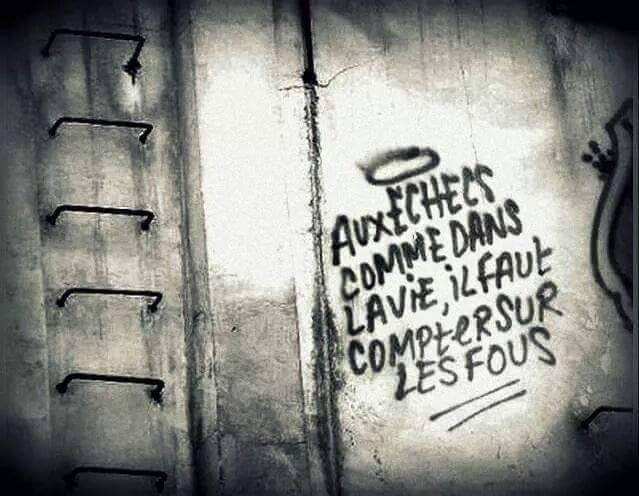inclassable : graffiti noir et blanc avec inscription "aux échec comme dans la vie, il faut compter sur les fous"