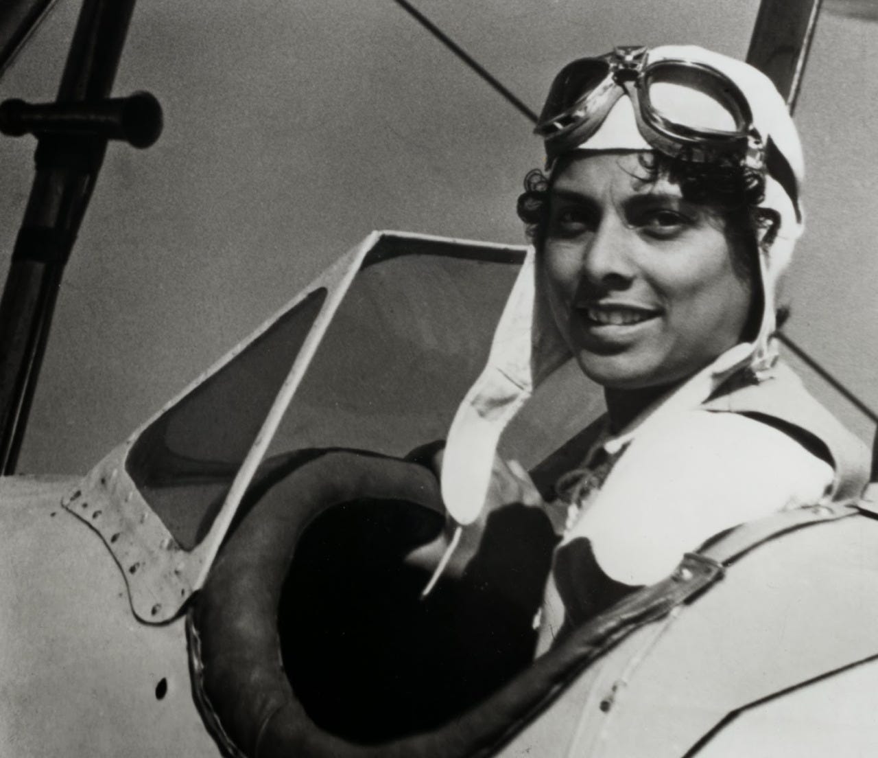 8 Amazing Early Women Aviators – Legendary Women – Medium