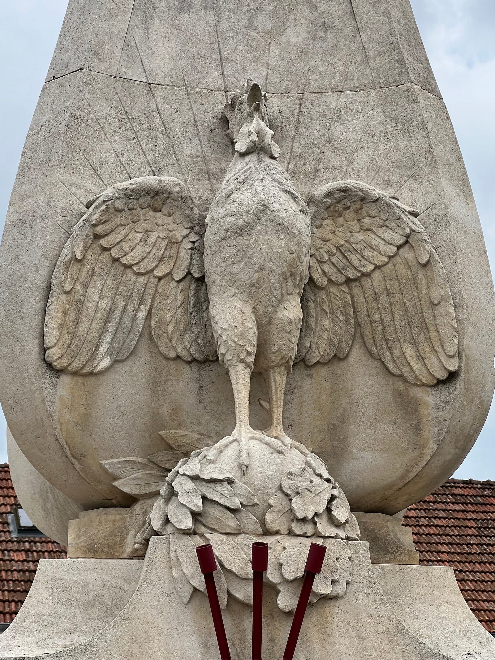 Photo of the war memorial in Andelot, France featuring a crowing rooster.