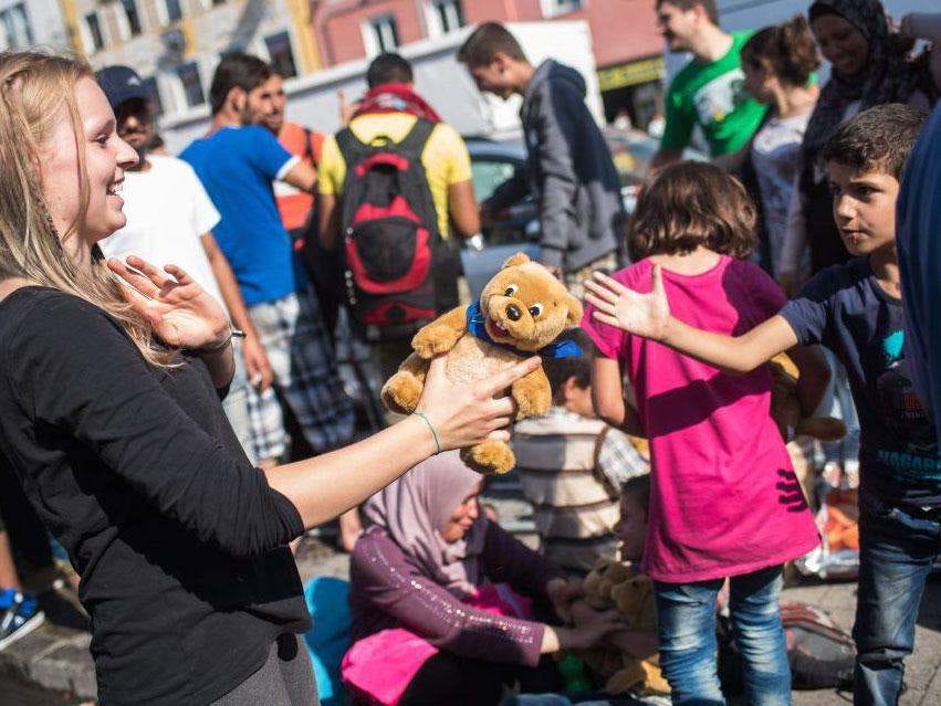 Afbeeldingsresultaat voor greek hospitality refugees