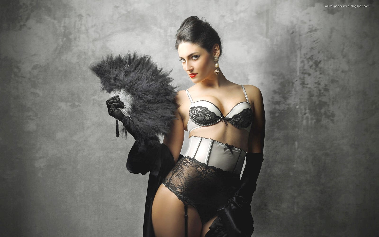 Ragazza bianca succhiare un grosso gallo nero