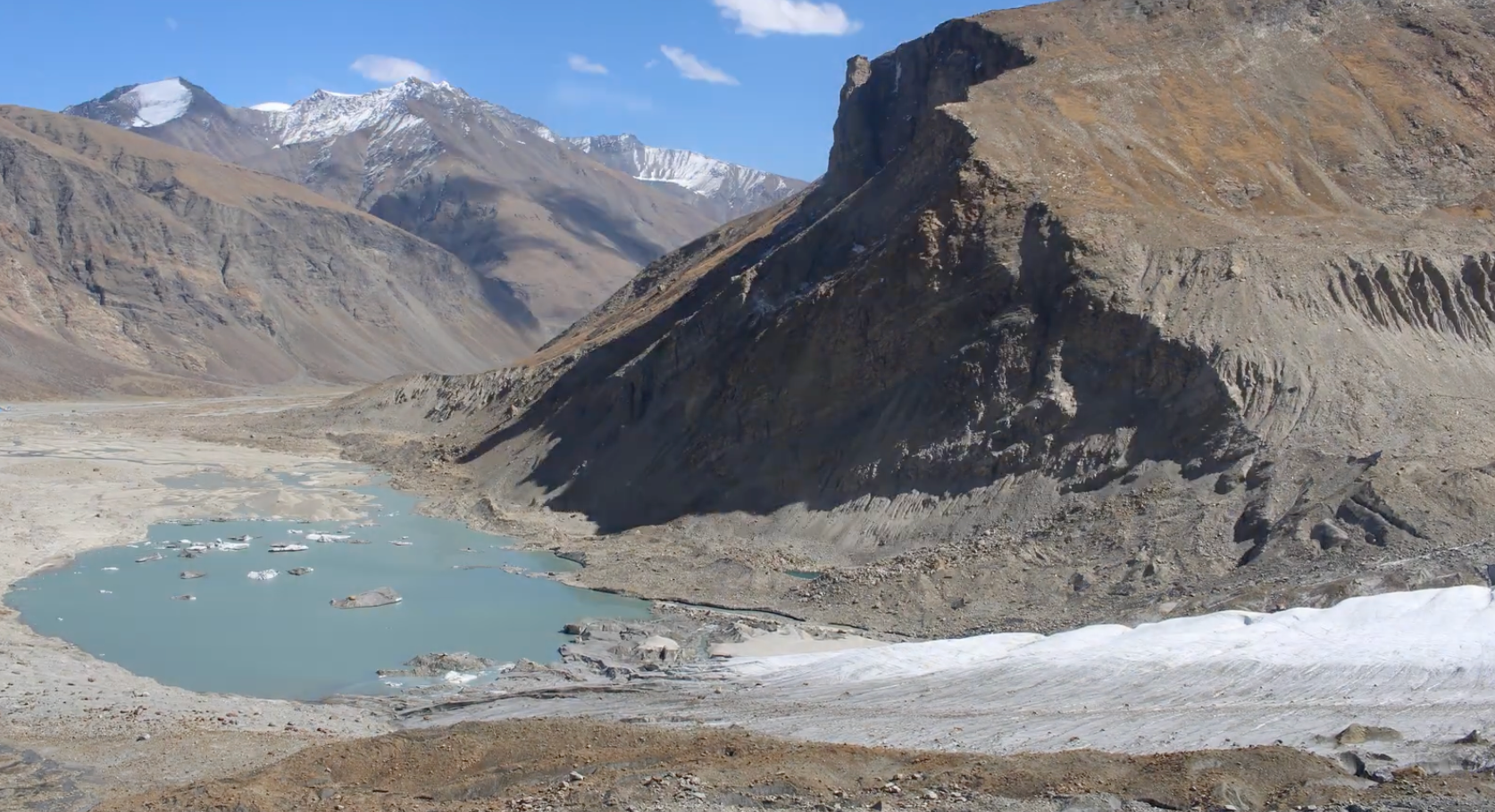 Remote Sensing on Medium - A Camera Above a Glacier, and What It Saw