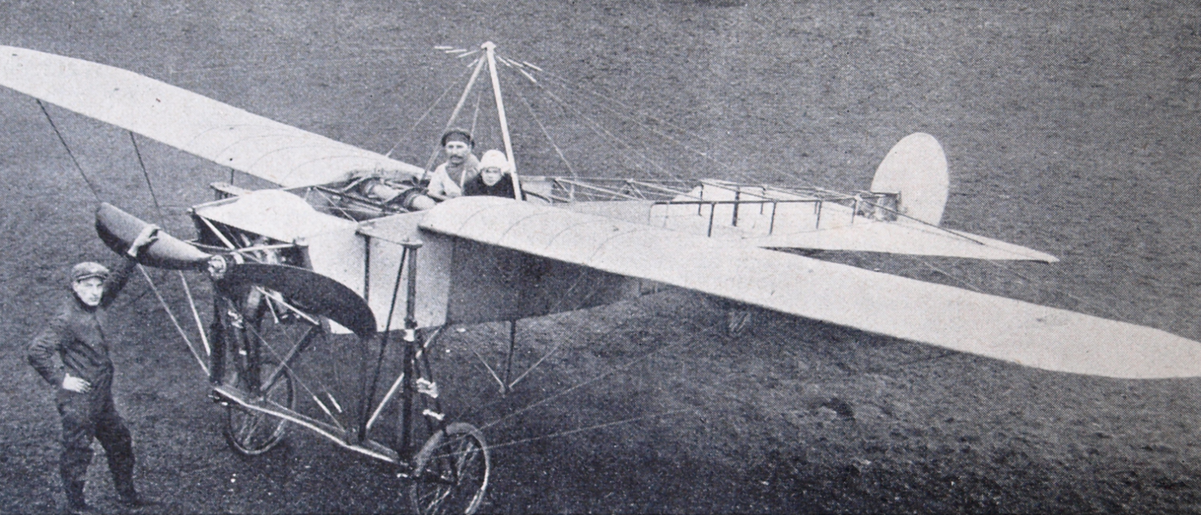 Heavy Woman Taking a Selfie Inside of a Small Plane Linked to Fatal Cr