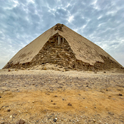 Wide crop of the whole pyramid.