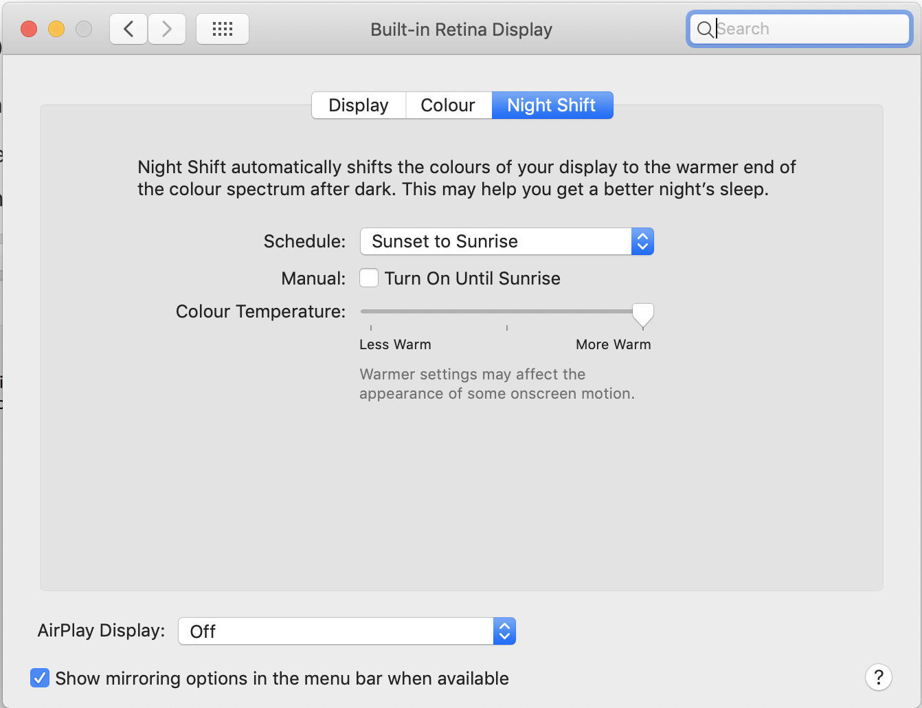 Apples macOS Anzeigeeinstellungen > Bildschirmfoto Night Shift - Sonnenuntergang bis Sonnenaufgang geplant, Farbtemperatur "wärmer" - am wärmsten.