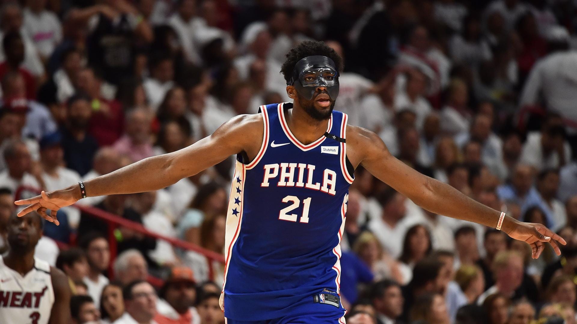 Résultat de recherche d'images pour "does embiid wear a mask"