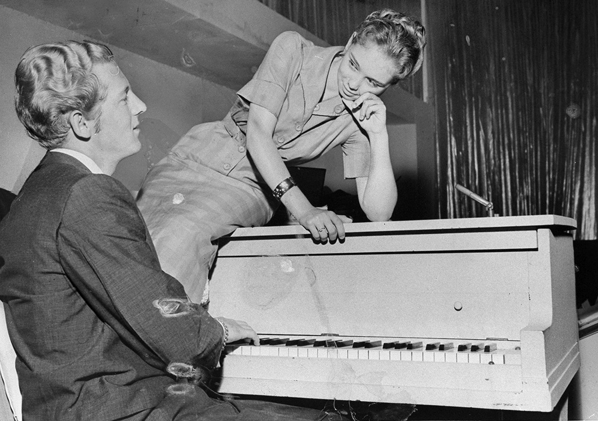 Bilderesultat for Jerry Lee Lewis og Myra ligger på piano