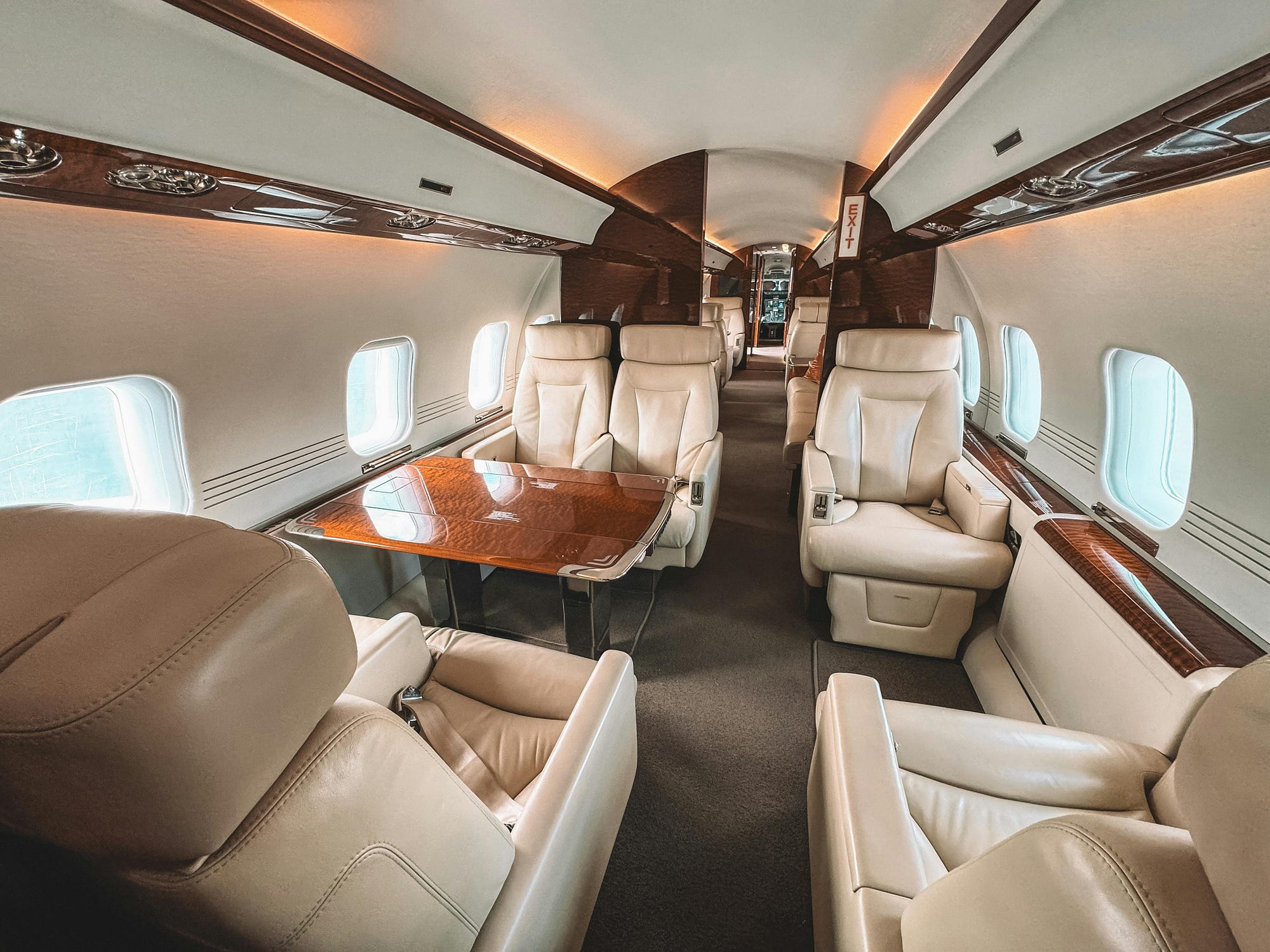Expérience VIP à l’aéroport : fast-track lounges et services personnal