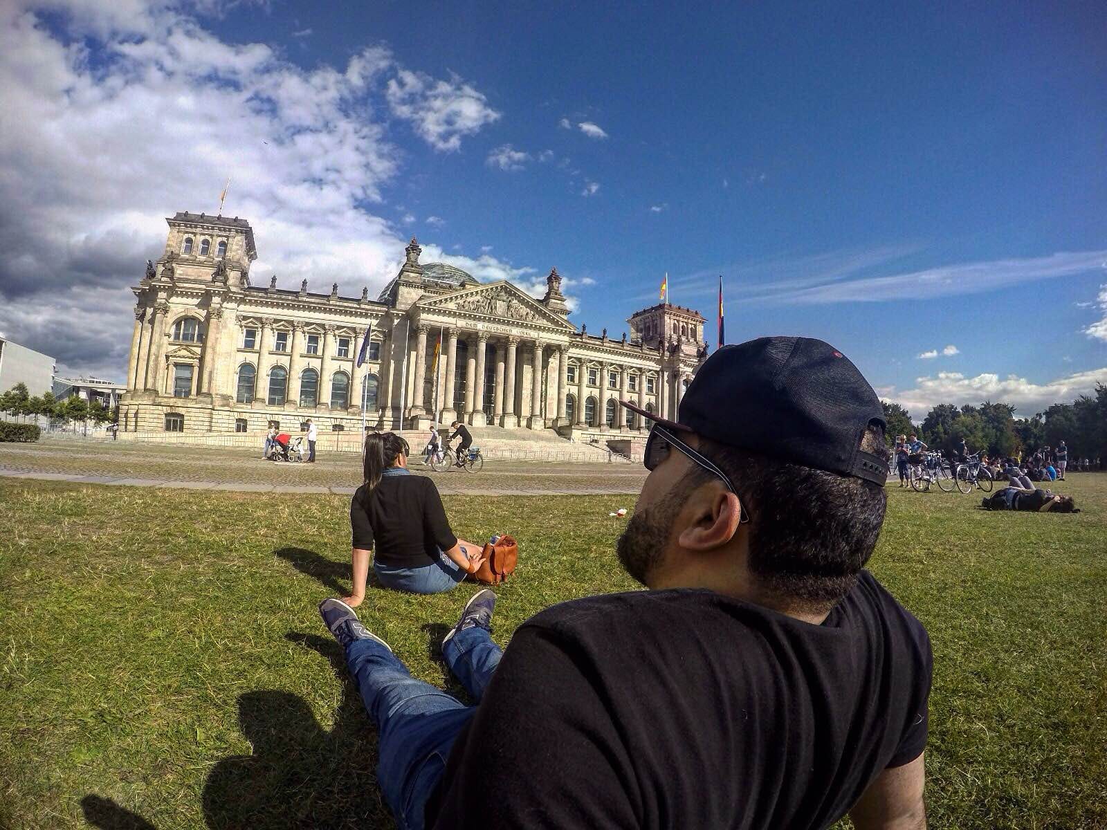 Homem sentado na Praça da República em Berlin