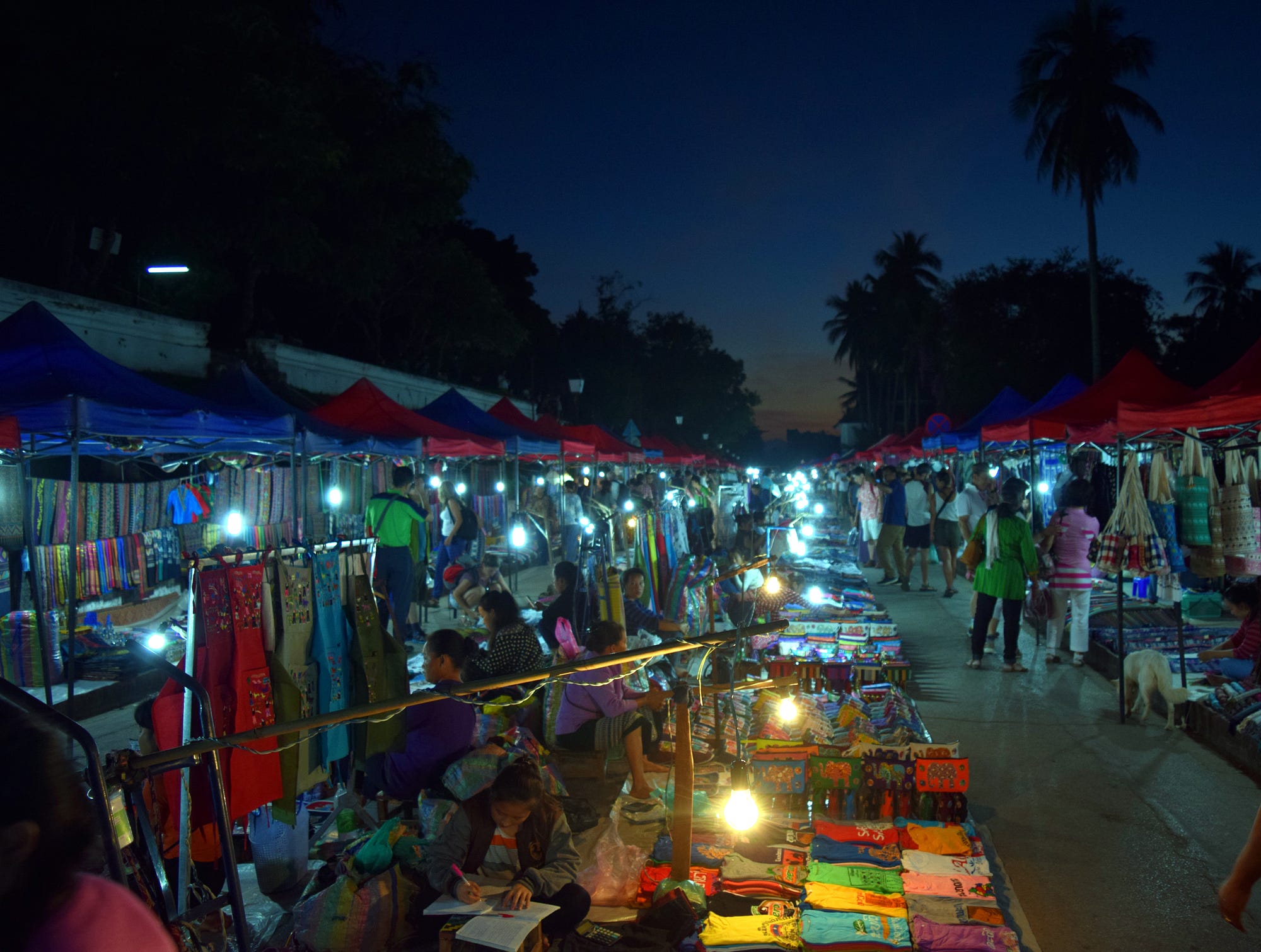 Photo Essay: Night Market, Lao Style – The Creative Cafe