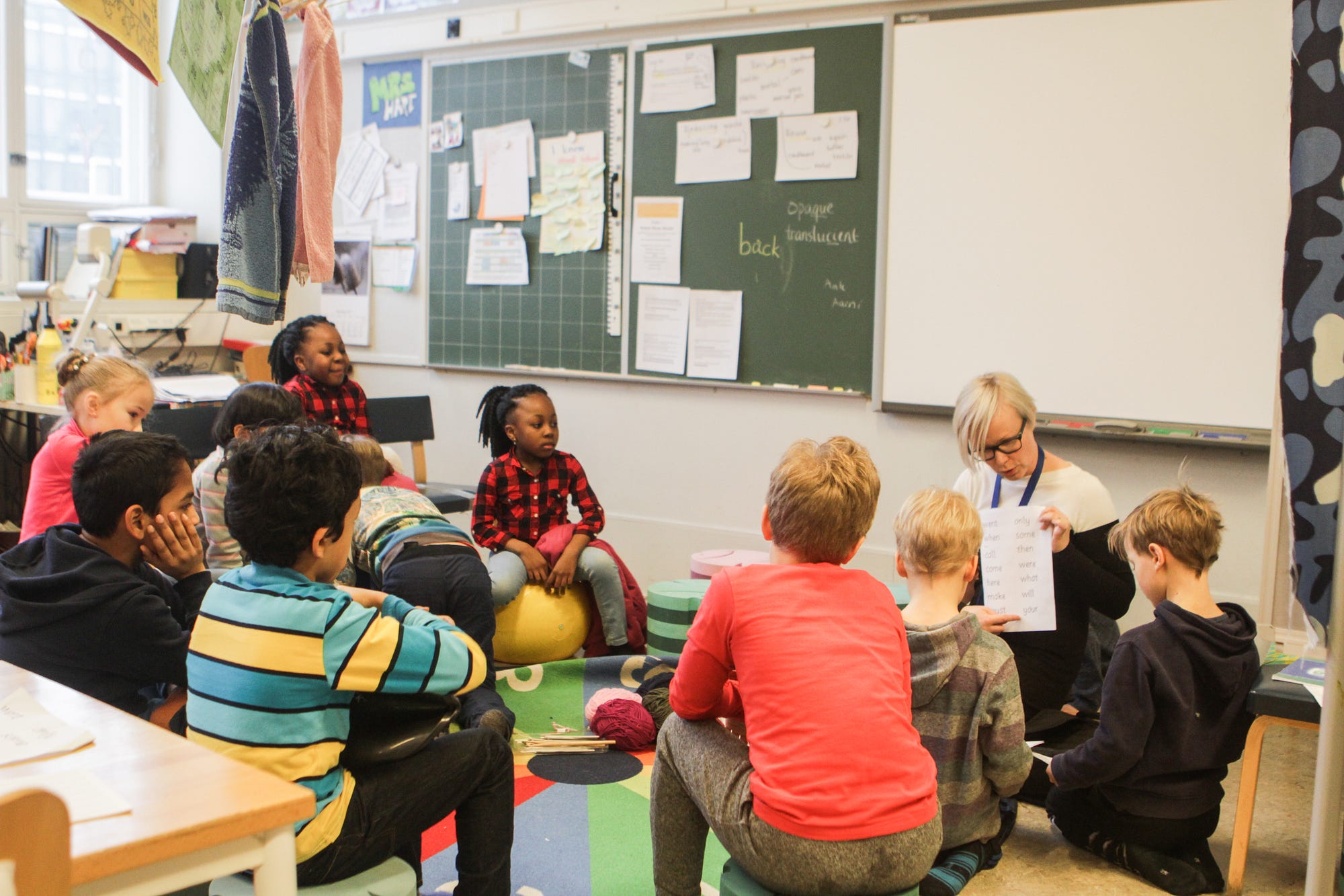 Дети сидят в круге, учительница Анна Харт вместе с ними/ фото: Александр Мурашев