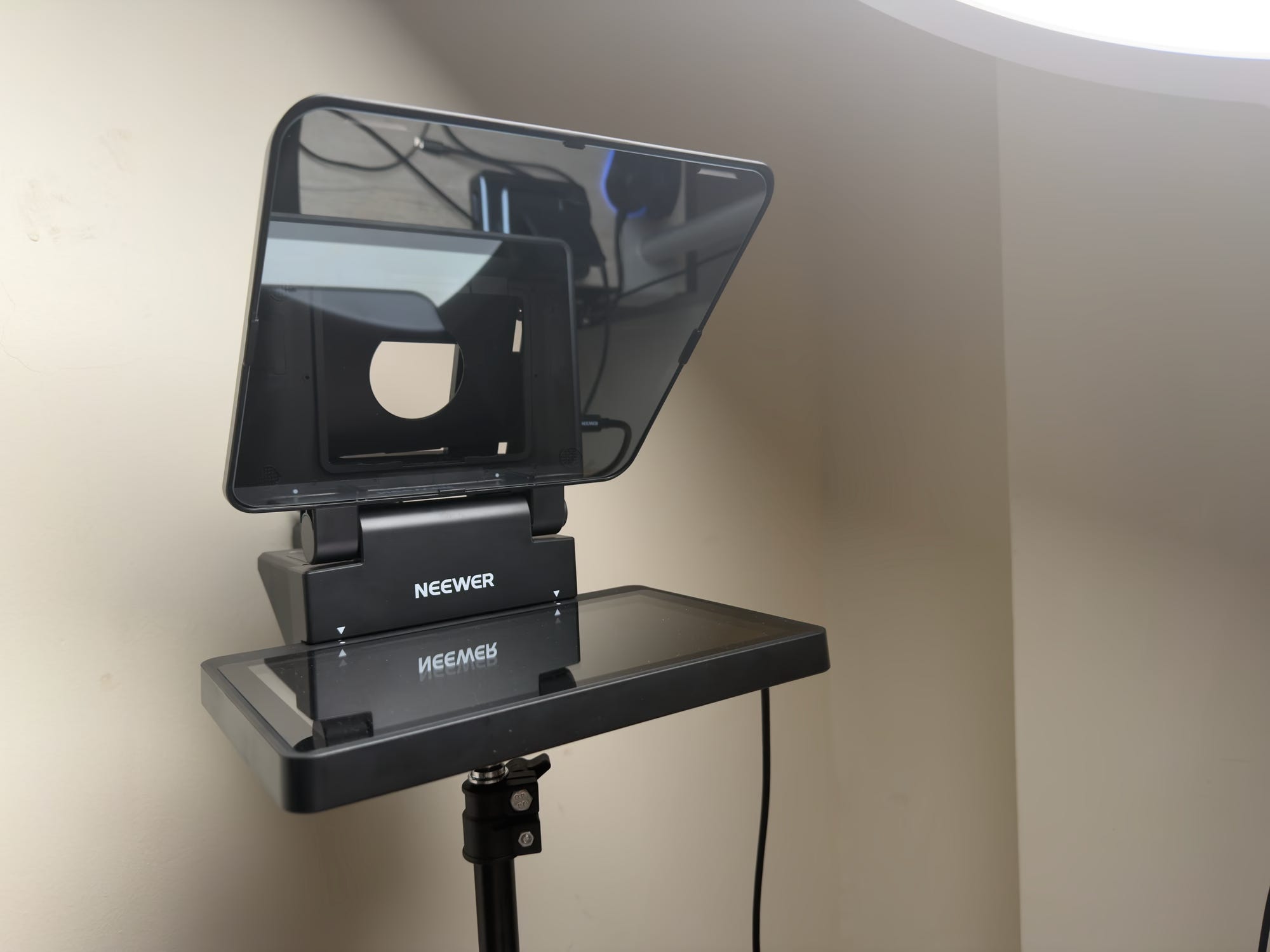 NEEWER X11 Teleprompter Review: The $240 Elgato Alternative I Chose for Zoom