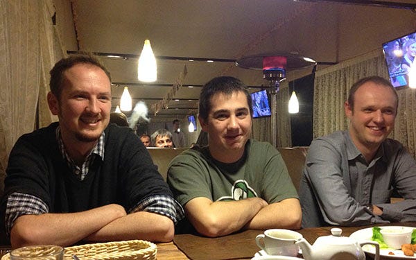 Оле, Стив и Андрей смотрят на Егора