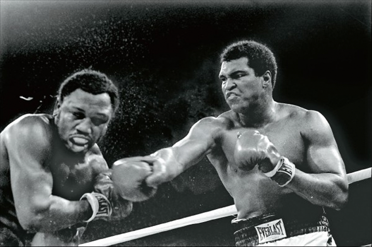 《Thrilla in Manila》Muhammad Ali and Joe Frazier at 1975 ( Source : Associated Press )