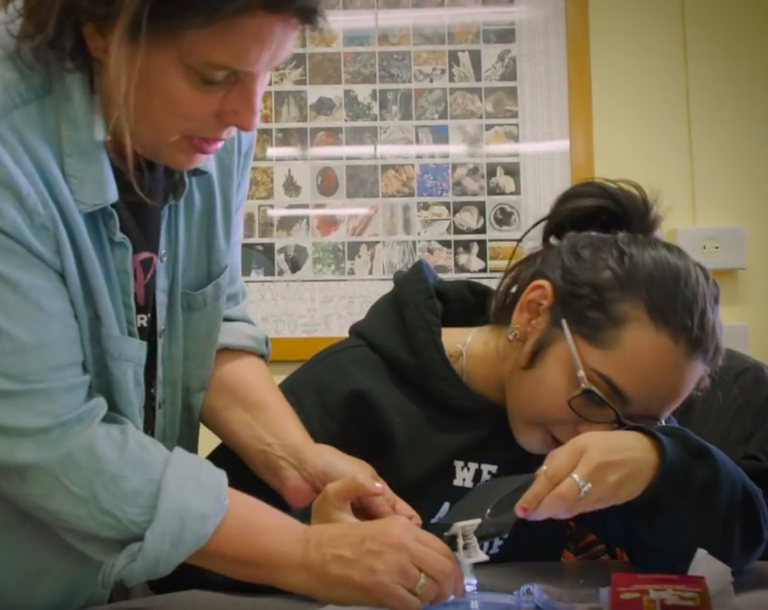 Rusty Low teaches a student citizen scientist how to photograph mosquito larvae using a cellphone camera and macrolens. (Rebecca Boger, CUNY)