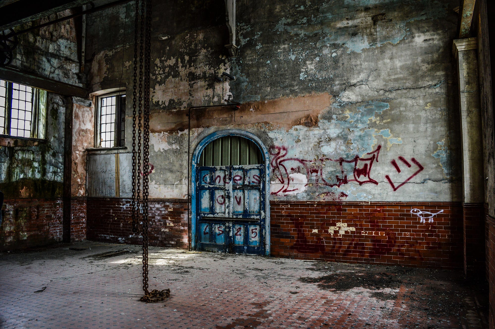 Eine Fabrikhalle mit Graffiti