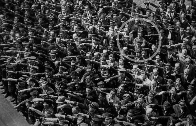 Август Ландмессер, единственный человек в толпе, который отказался приветствовать Гитлера.