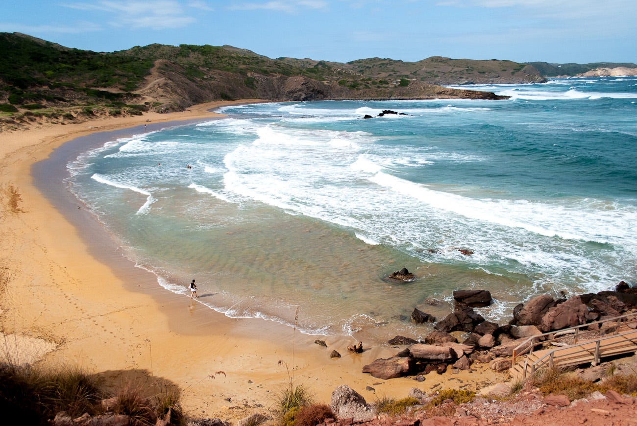 Ha un aspetto africano il terreno ¨ argilloso e colora tutto di rosso le rocce sono pi¹ scure Sembra di essere in un altra isola in un altro continente