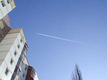 Short-lived condensation trails