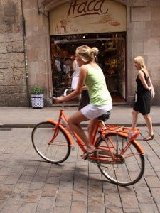 Una persona que va en bici pero no hace deporte. Imagen de JCSanchezM en Wikipedia.