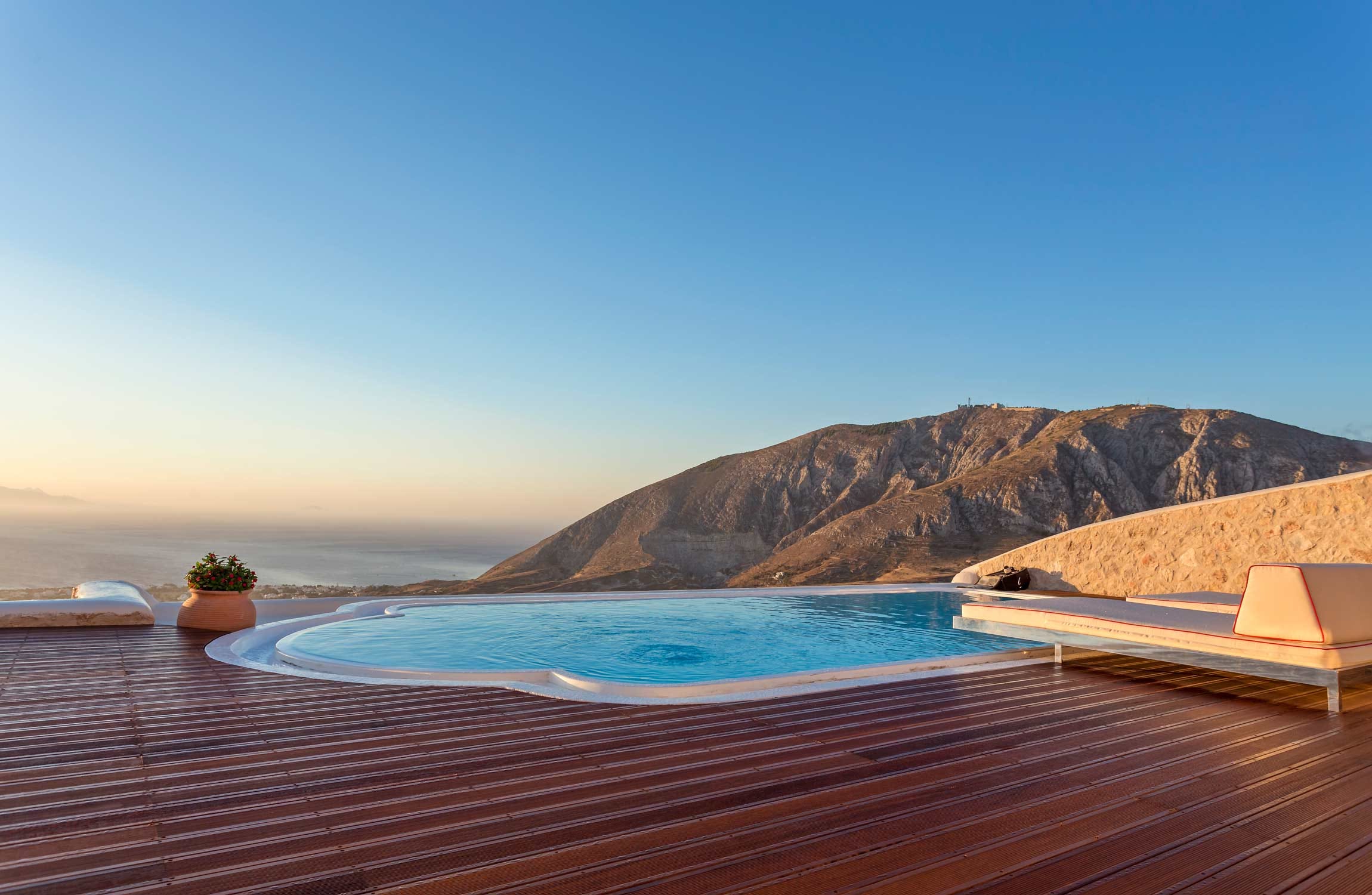 Santorini! Lò nung vôi cũ!