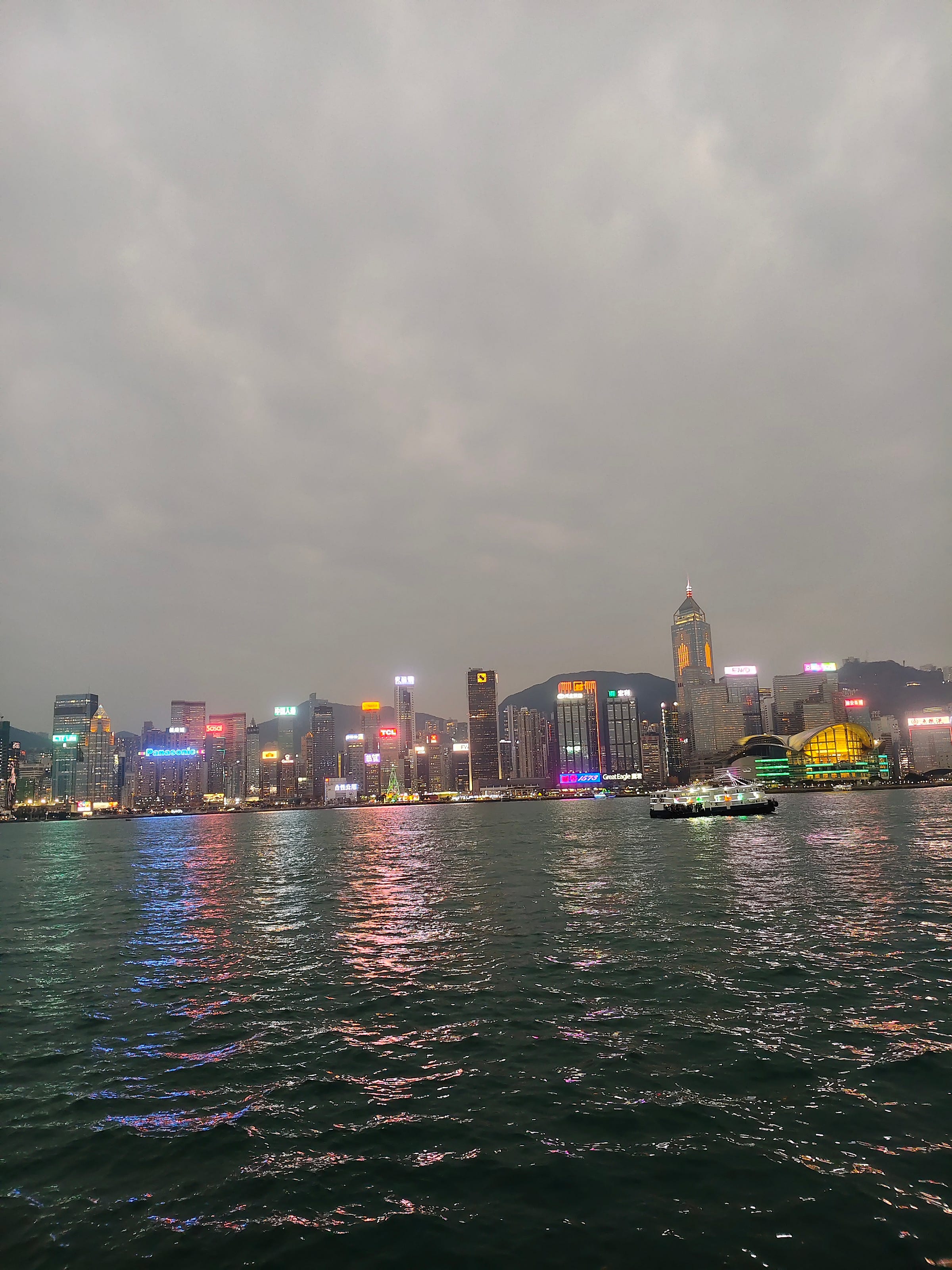 这回到香港会觉得吃饭便宜，一路用VCard的U卡直接花USDT，港币账单换算成美元就跟不要钱似的