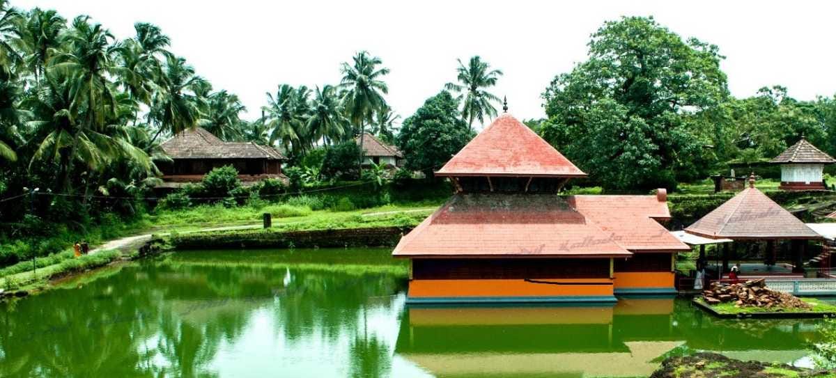 Aanathapuram Temple (Source: [Holidify](https://www.holidify.com/places/kasargod/ananthapura-lake-temple-sightseeing-4913.html))