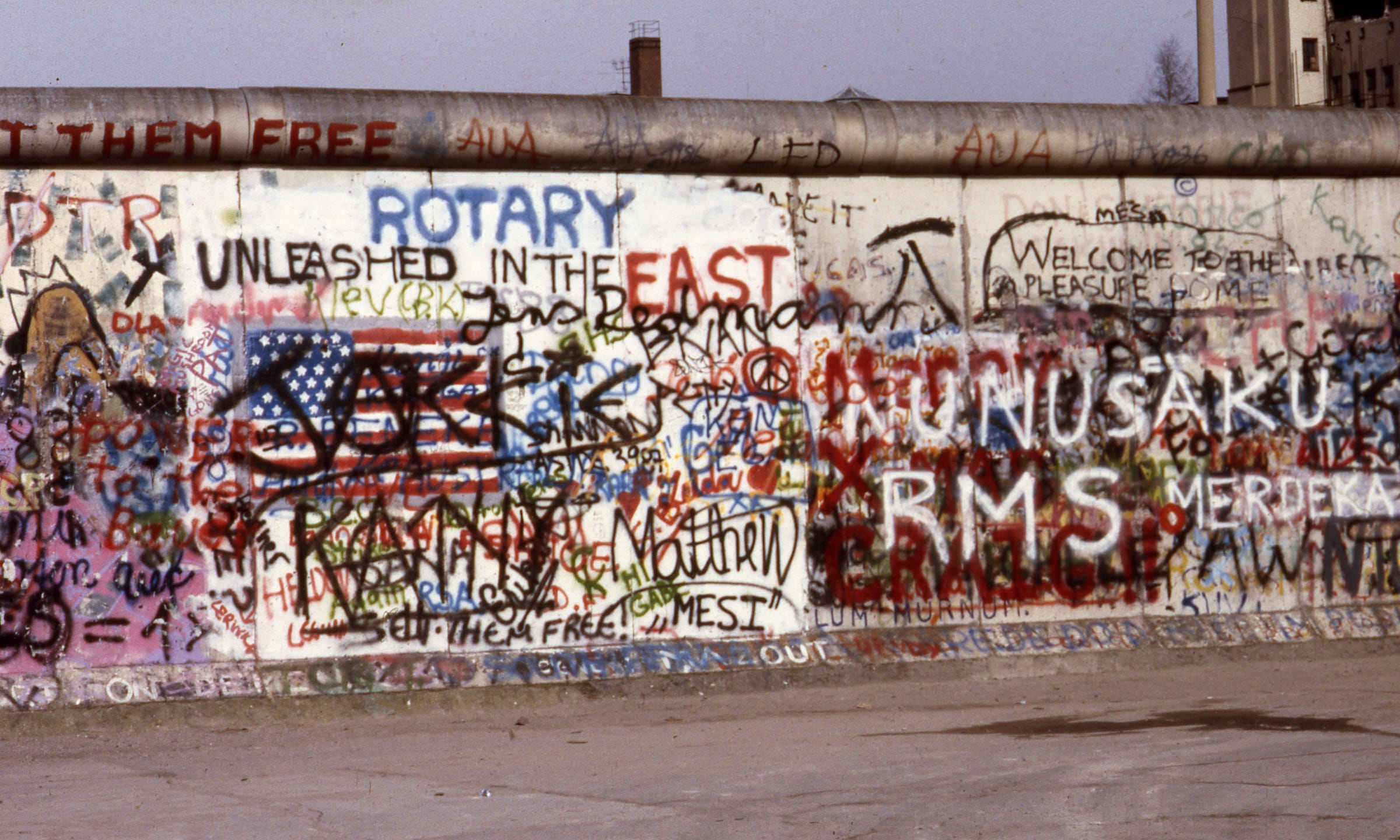 This photographer’s collection of Berlin Wall graffiti photos show the