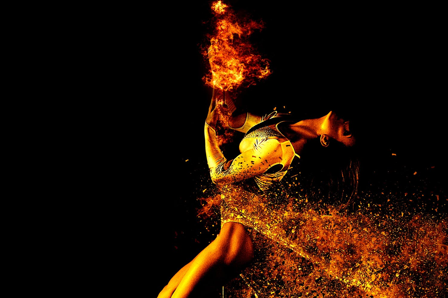 Девушка танцует в огне