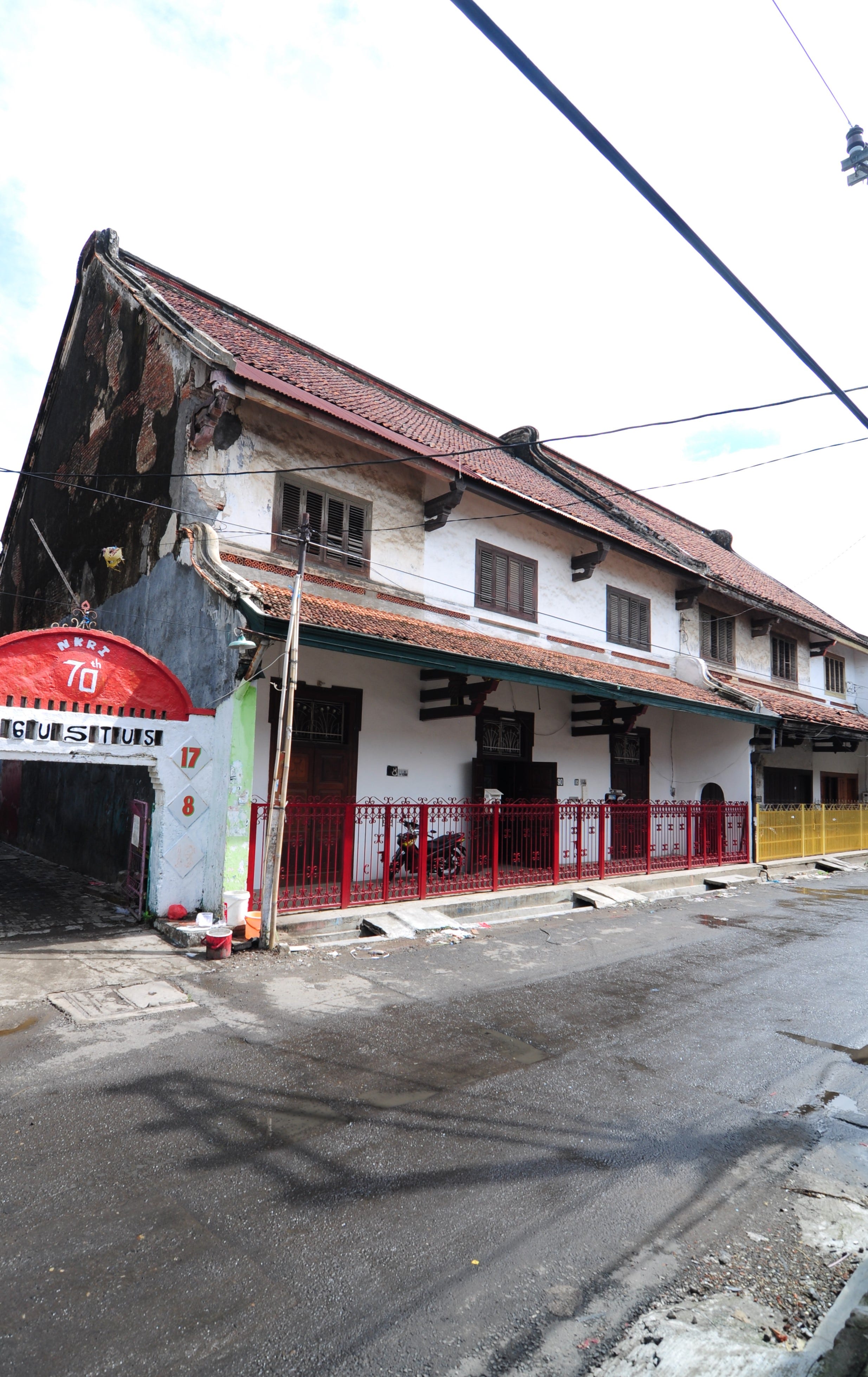 Ngôi nhà Trung Quốc ở Semarang với cấu trúc Tou Kung đơn giản hơn, dễ tìm thấy hơn ở các khu phố Tàu của Java. Lấy vào ngày 22 tháng 1 năm 2016.
