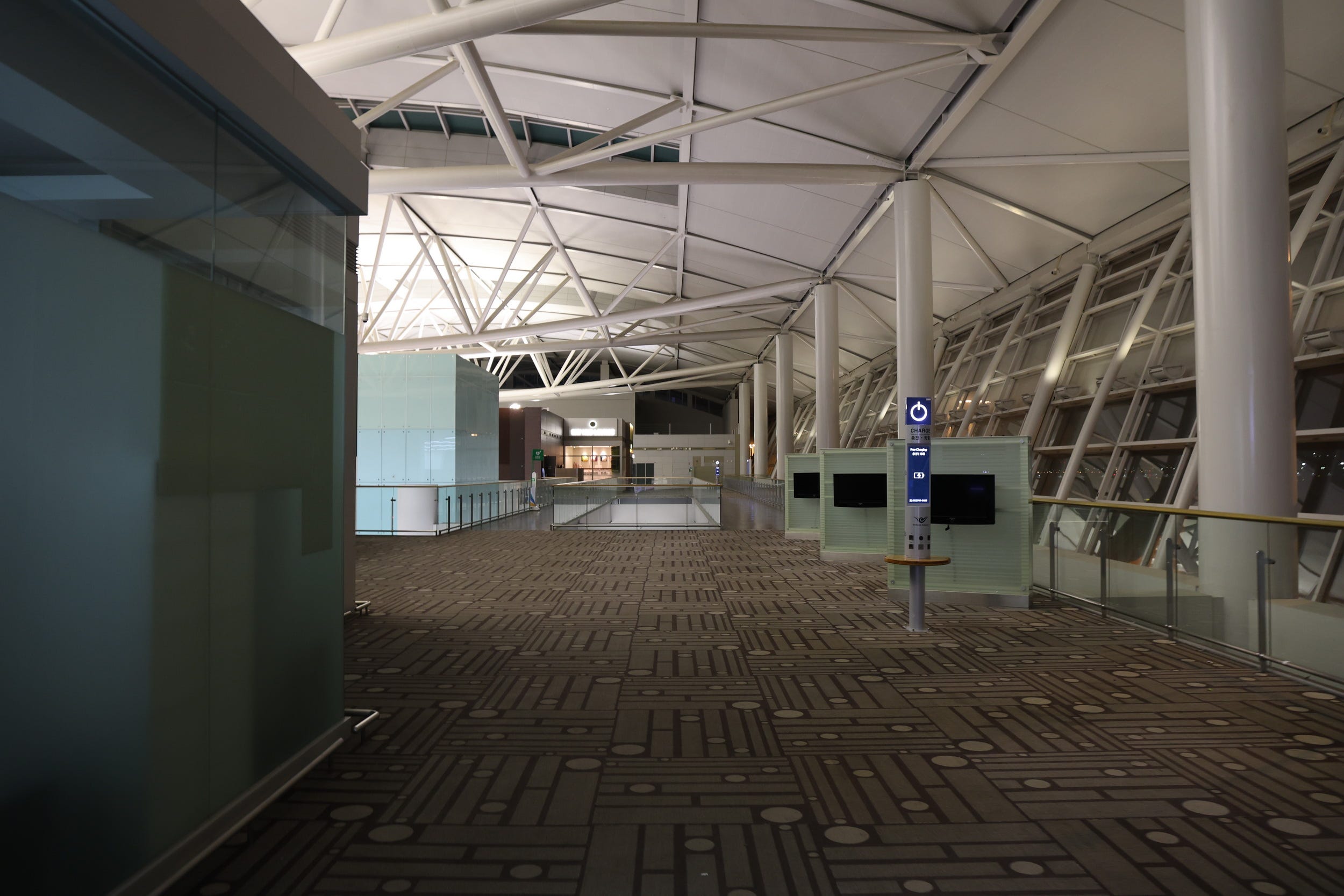 Between Departure and Arrival: The Quiet Meaning of Airport Lounges