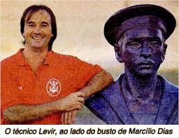 Levir Culpi e o busto na revista Placar em 1988