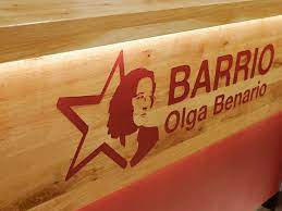 Imagem de Olga com uma estrela vermelho com o escrito “Barrio Olga Benario”