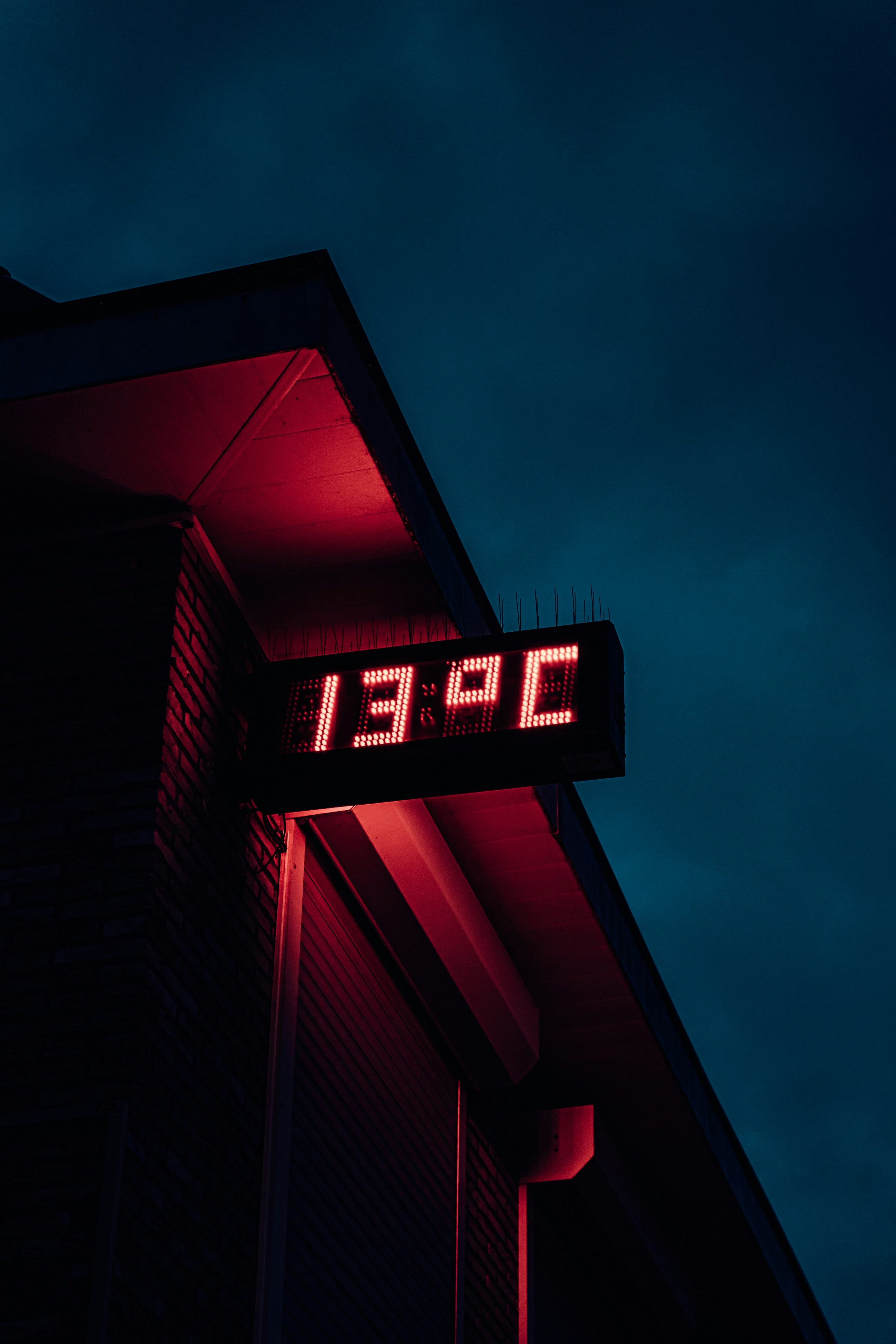 13 Signs You’re NOT as Socially Successful as Your Best Friend Claims to Be