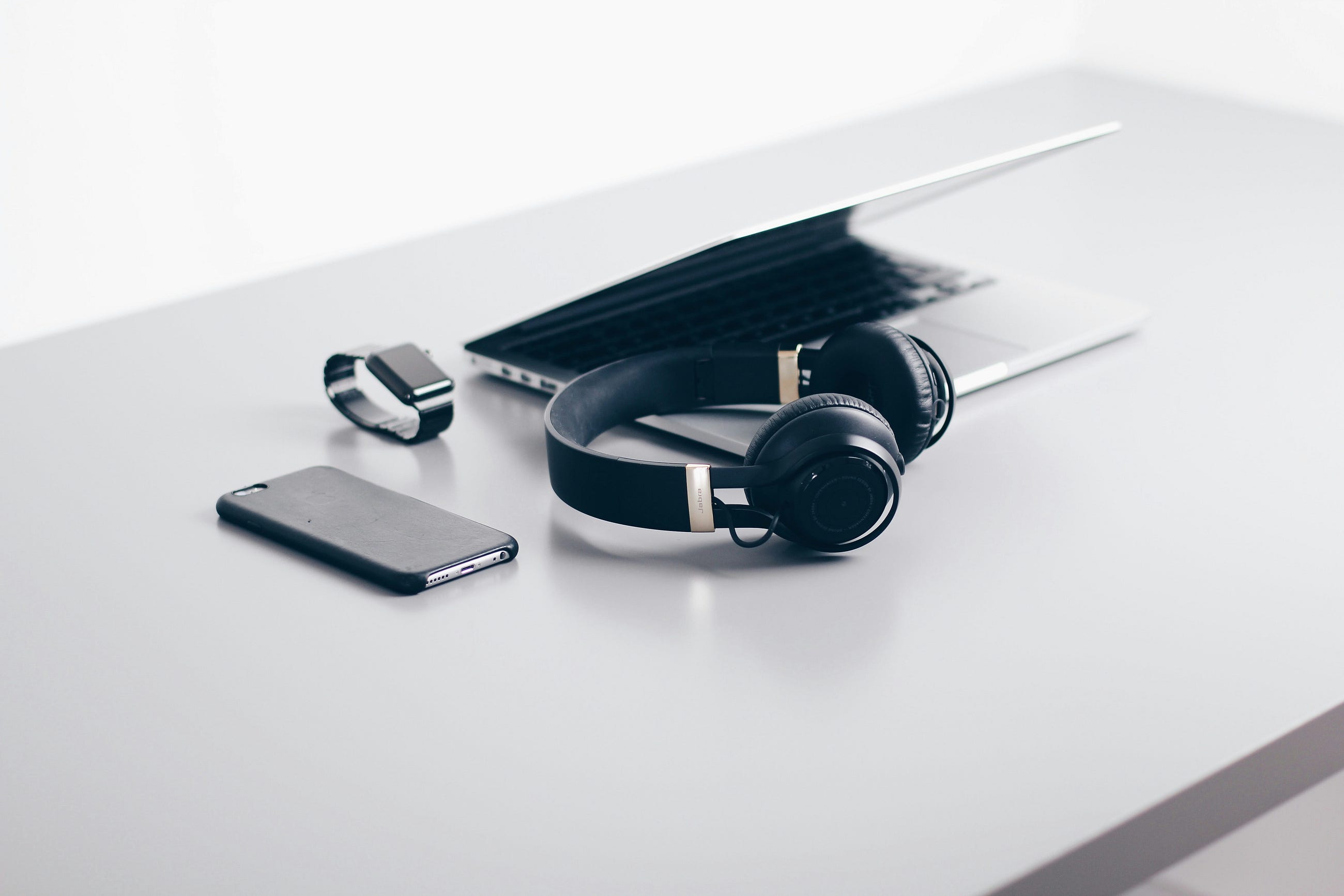 AI and Tech Gadgets in 2026: The Quiet Helpers That Actually Make Life Easier (Not Just Hype)