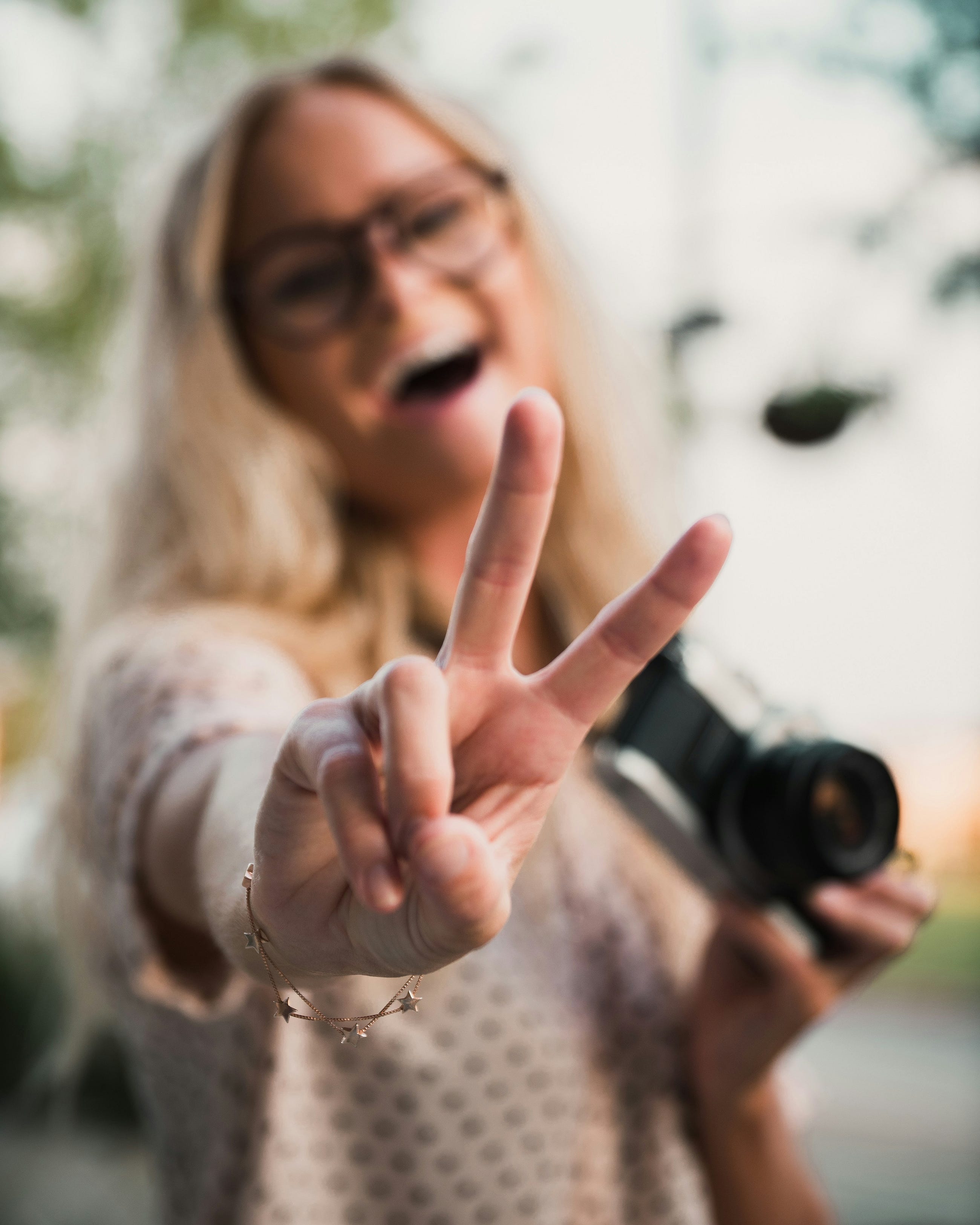 PEACE SIGN SELFIES EXPOSE FINGERPRINTS TO AI CRIMINALS. HERE IS HOW