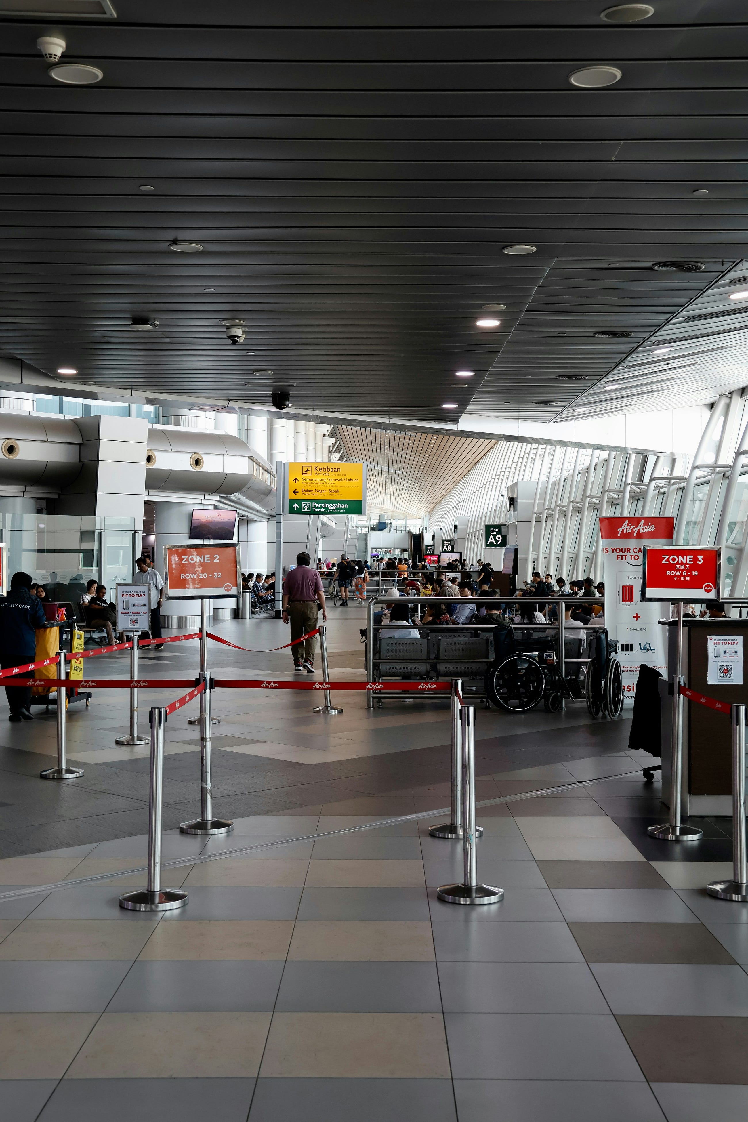 Why Airport Security Lines Zig-Zag Instead of Staying Straight