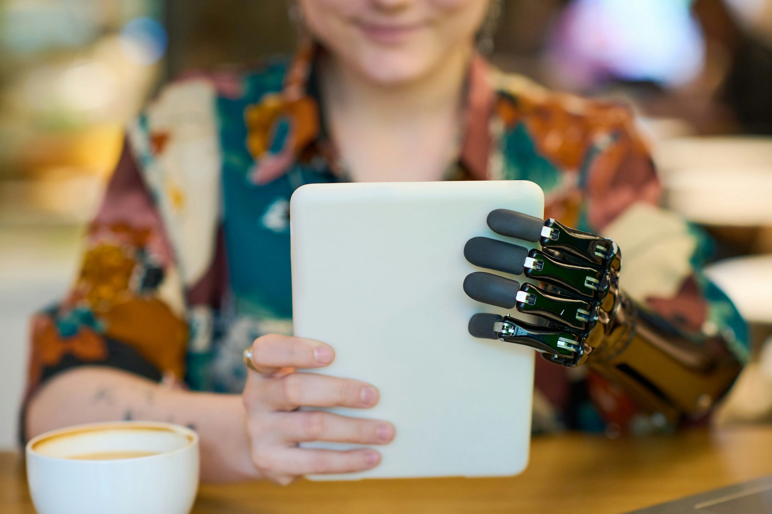 Unravelling the AI-CX Paradox: Human Touch with AI Precision