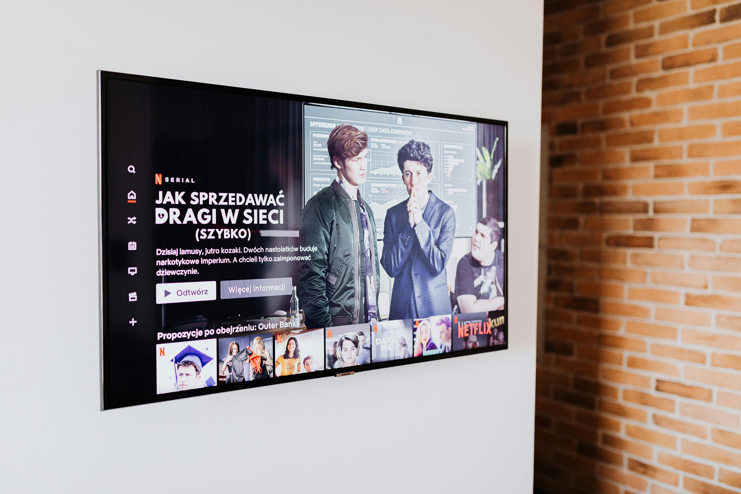 The Smart TV Paradox: Why a 10-Year Screen Feels Obsolete in 3 Years