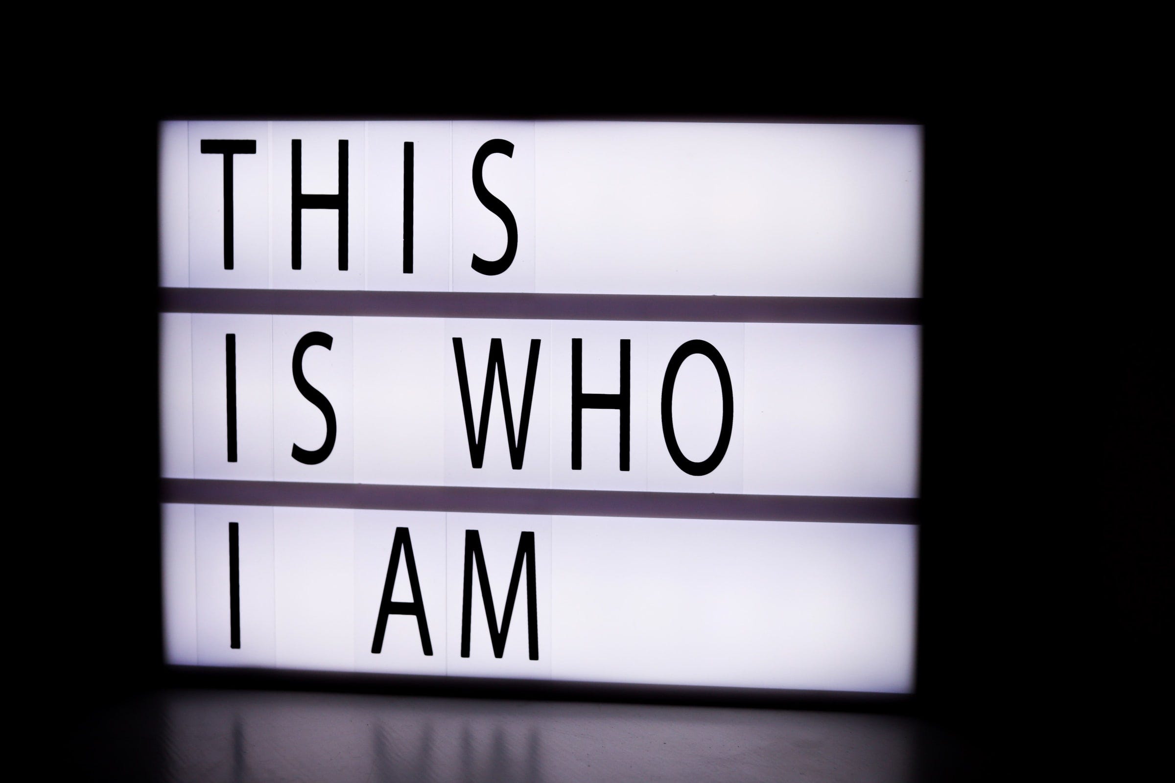 Leuchtschild mit "THIS IS WHO I AM"