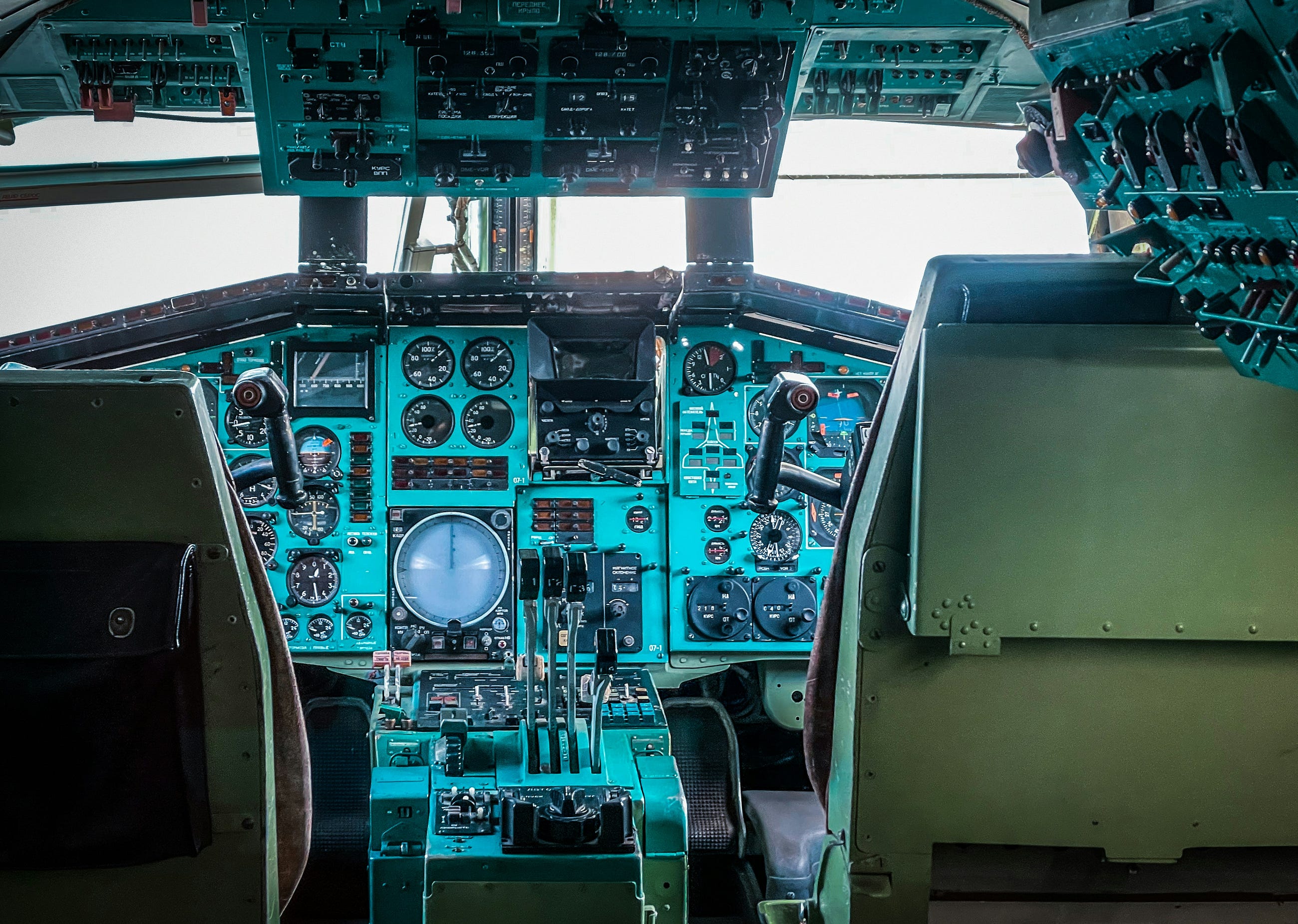 12 Differences Between Military and Civilian Aircraft Electronics
