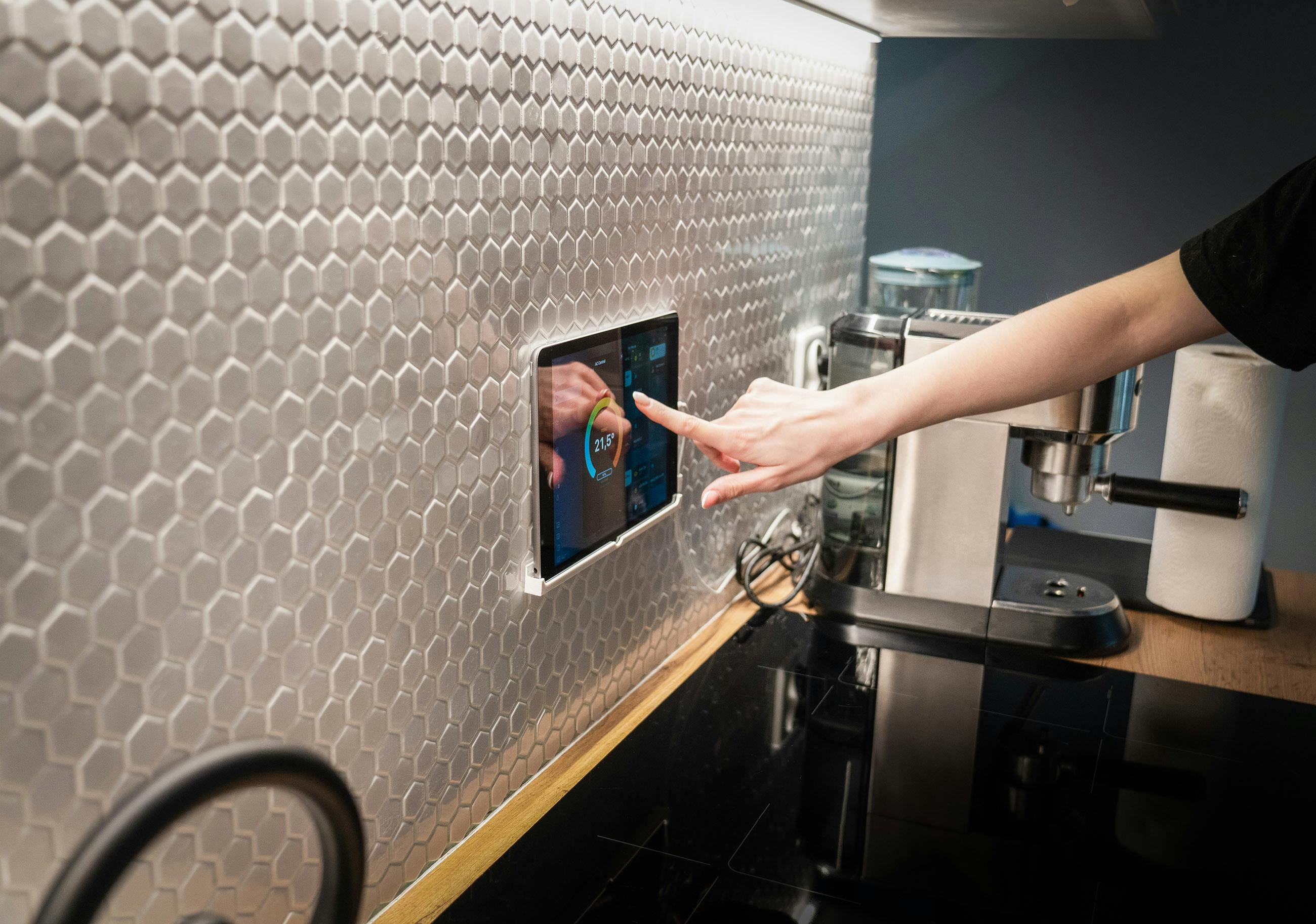 Homes That Think: The Rise of Smart Living in the Digital Age