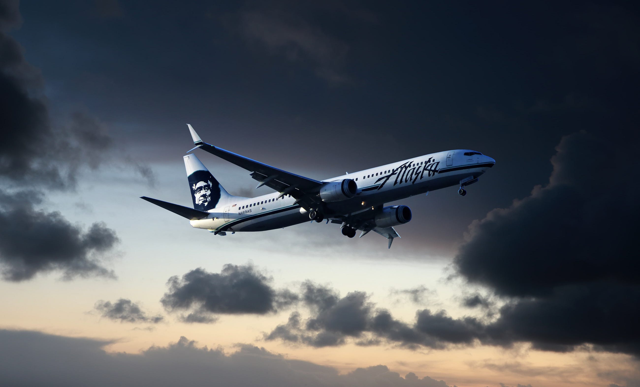 The Red-Eye Reality: Is Flying at Night Actually Saving You Money in 2