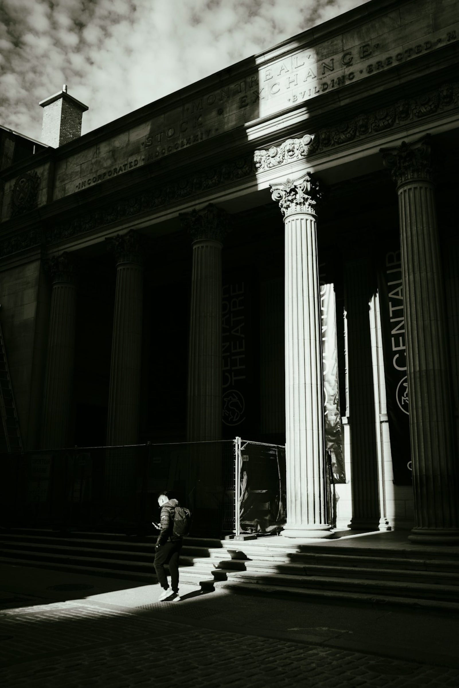 How to Spot Institutional Buying and Ride Trends Without Getting Shaken Out