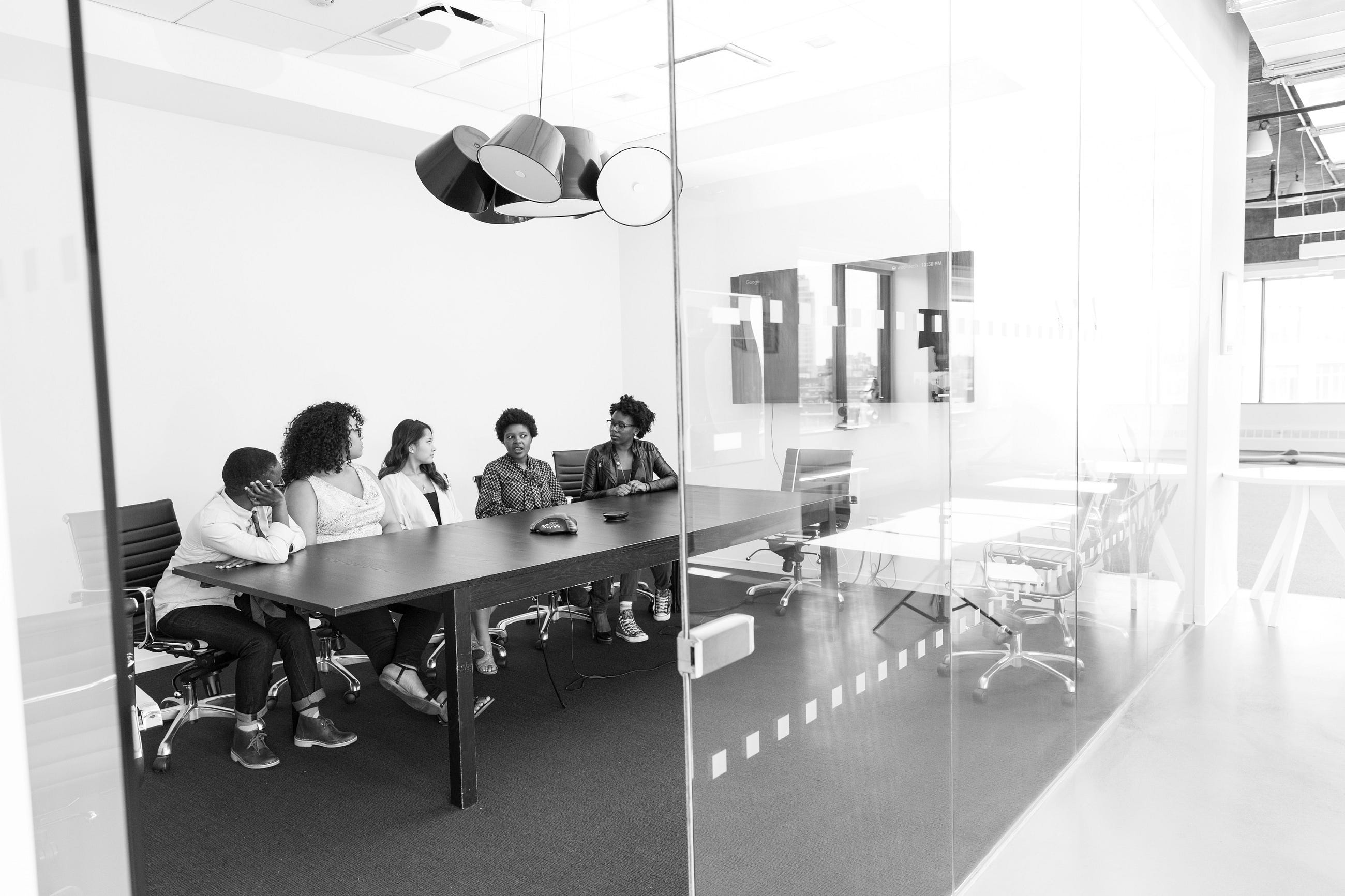 Focus group o entrevista 1:1: la decisión que puede apagar la voz real de tu usuario