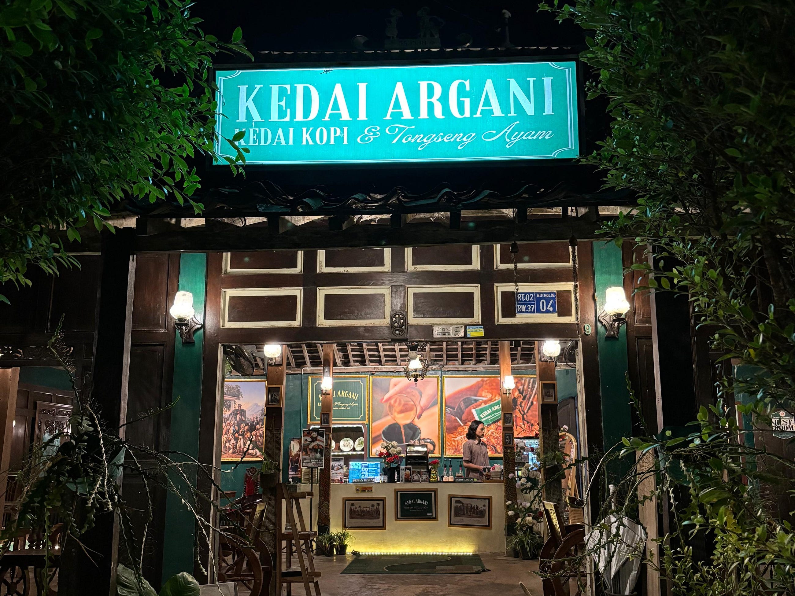 Kadang yang Kita Cari Cuma Tempat Nongkrong yang Benar-Benar Tenang Kadang yang Kita Cari Cuma Tempat Nongkrong yang Benar-Benar Tenang
