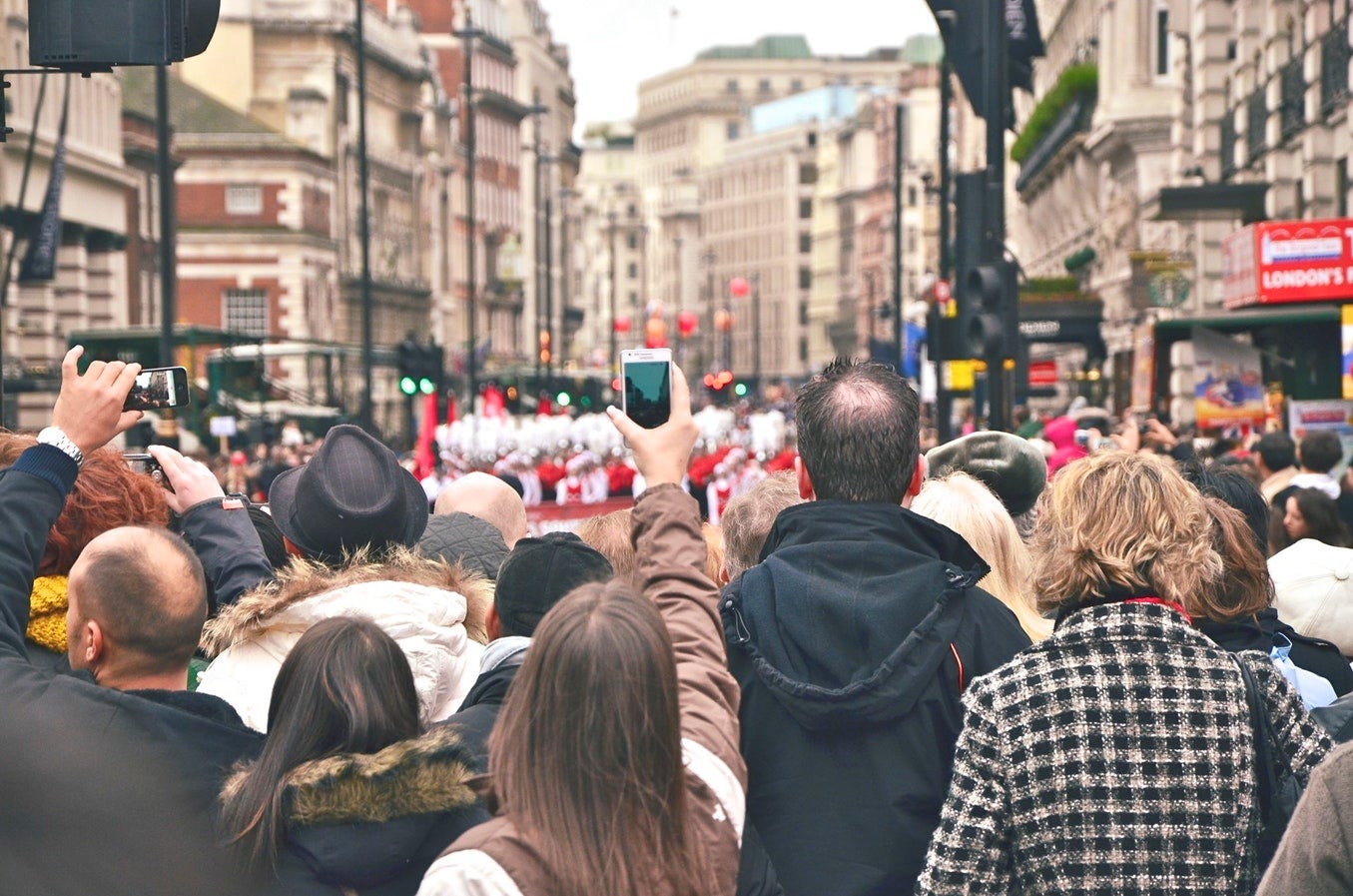 Piccadilly Circus abarrotado de gente haciendo fotos. Foto de [**Yolanda Sun](https://unsplash.com/photos/NDZQLKiaCSI) en Unsplash**