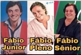 Na imagem vemos 3 fotos do cantor Fábio Júnior em três idades diferentes. Numa delas lemos Fábio Júnior, na segunda Fábio Pleno e na terceira Fábio Sênior.