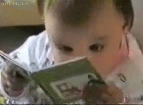 Bebé mirando rápidamente y con entusiasmo un librito