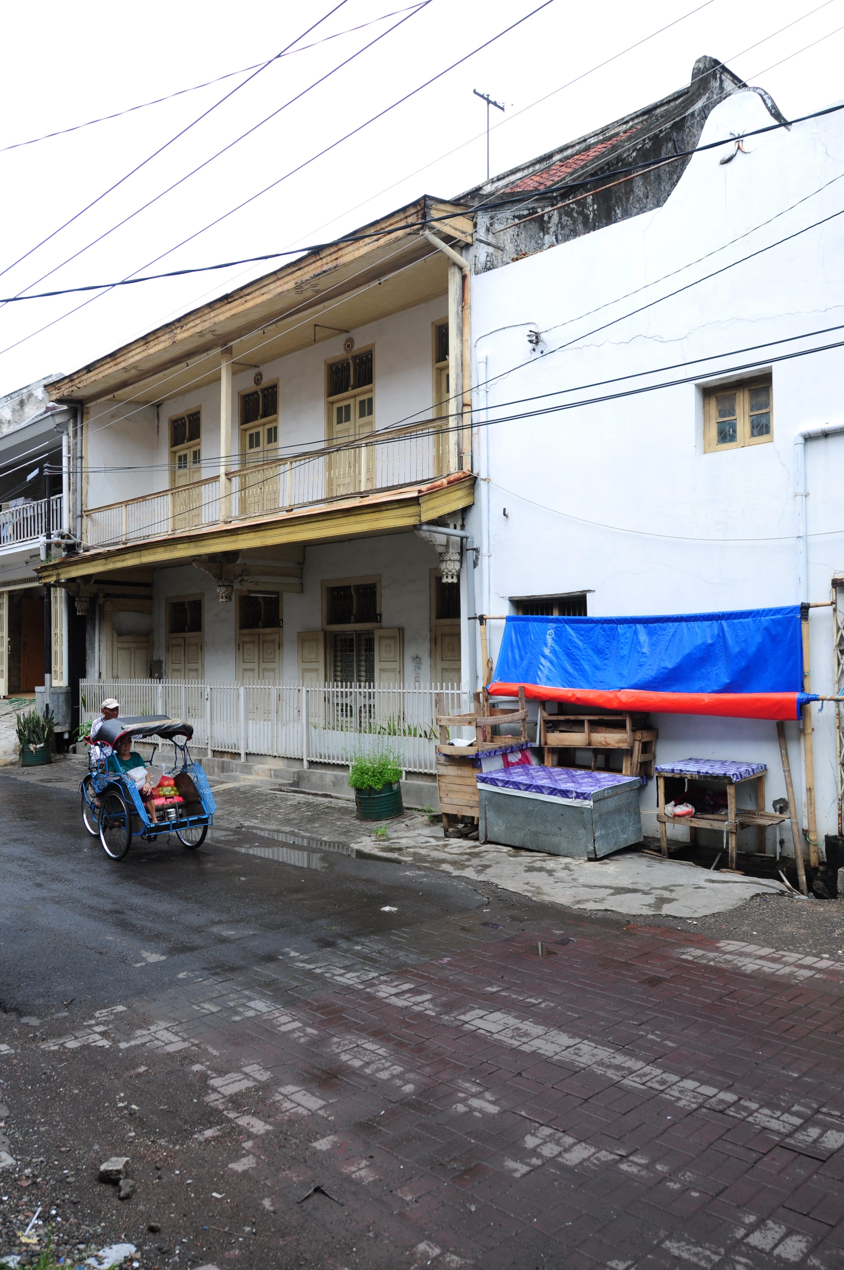 Toàn bộ hình ảnh của một ngôi nhà cổ của Trung Quốc ở Semarang, Indonesia. So với bất kỳ thành phố nào khác ở Java, Semarang được bảo tồn tốt hơn - nếu không - Vẫn là những ngôi nhà Trung Quốc không thay đổi. Lấy vào ngày 22 tháng 1 năm 2016.